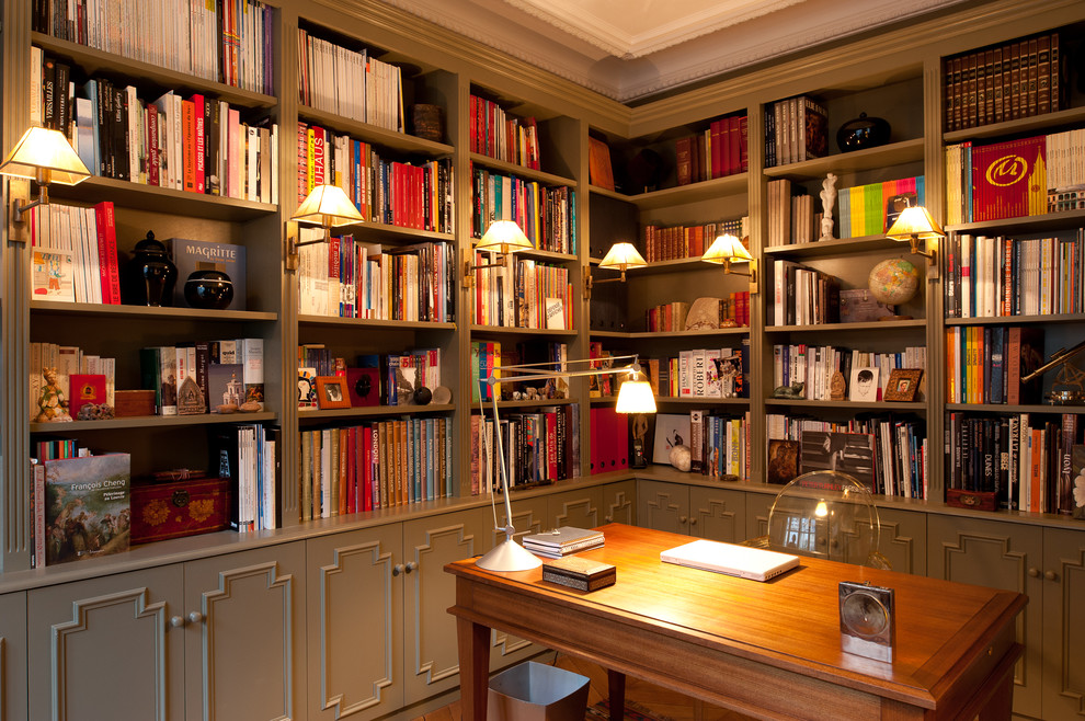Photo of a mid-sized transitional study room in Paris with a freestanding desk and medium hardwood floors.