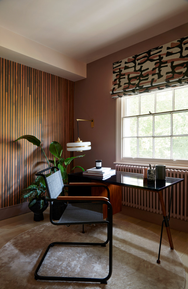 Источник вдохновения для домашнего уюта: рабочее место среднего размера в стиле неоклассика (современная классика) с розовыми стенами, светлым паркетным полом, отдельно стоящим рабочим столом, бежевым полом и панелями на части стены