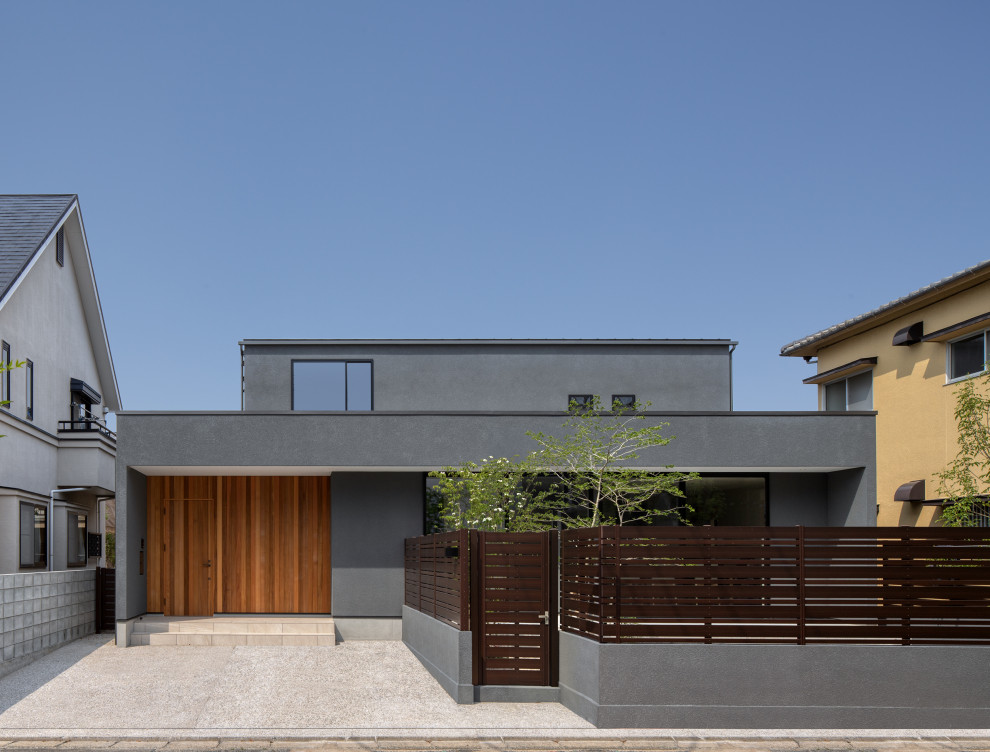 Idee per la villa grigia moderna a due piani di medie dimensioni con rivestimento con lastre in cemento, tetto piano e tetto grigio