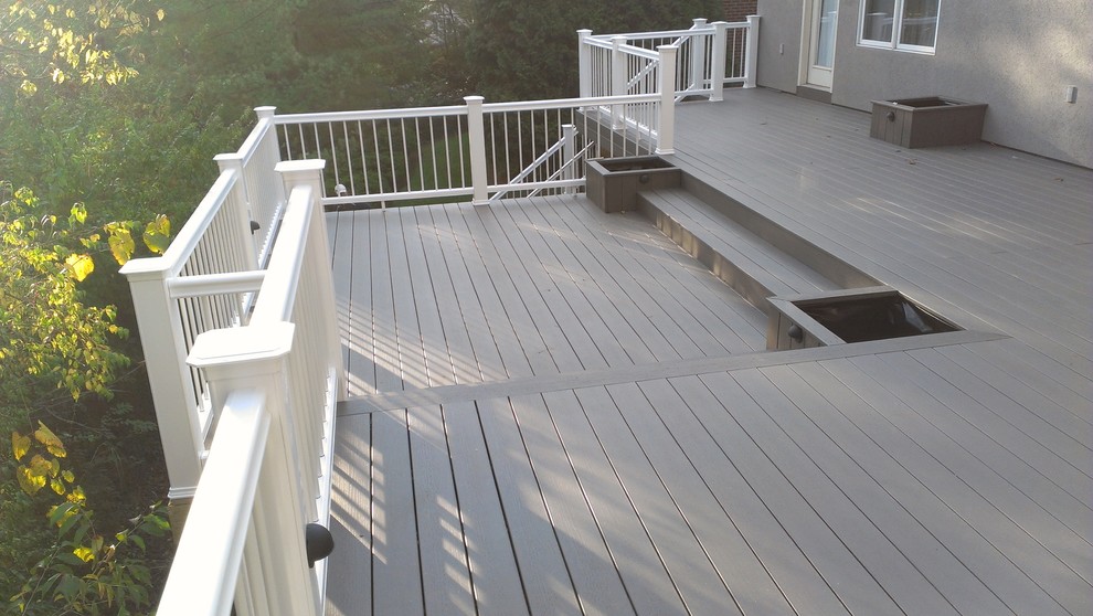 Deck - contemporary deck idea in Cincinnati