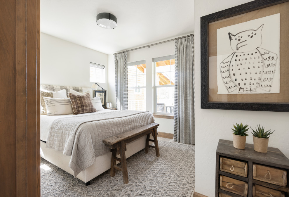 Imagen de dormitorio principal escandinavo de tamaño medio con paredes blancas, suelo laminado y suelo beige