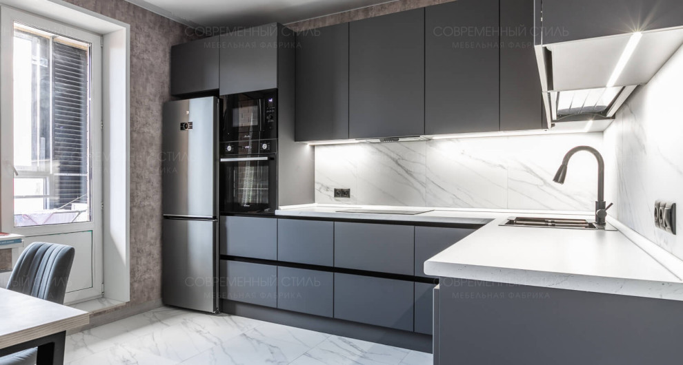Photo of a mid-sized contemporary l-shaped kitchen in Moscow with grey cabinets, white splashback, black appliances, no island and white benchtop.