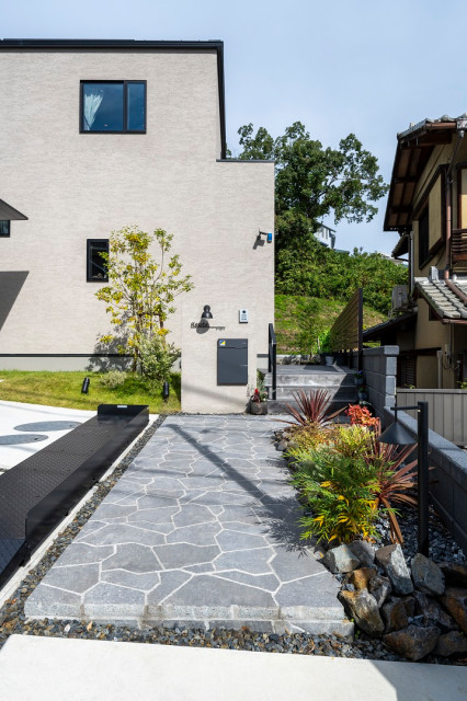 余白を愉しむスタイリッシュな家 moderno-fachada