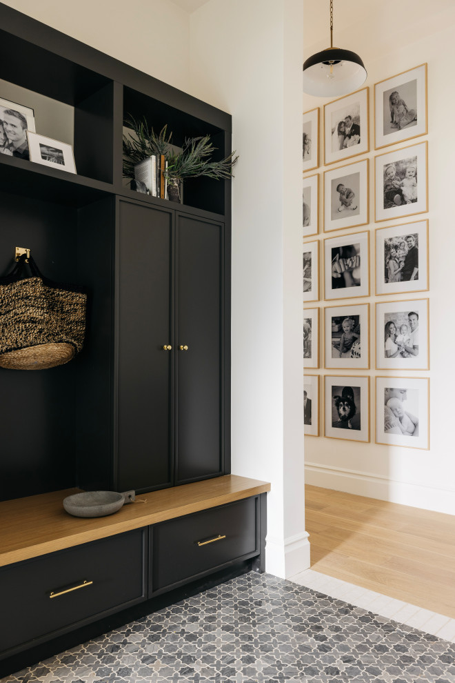 Transitional entryway photo in Phoenix