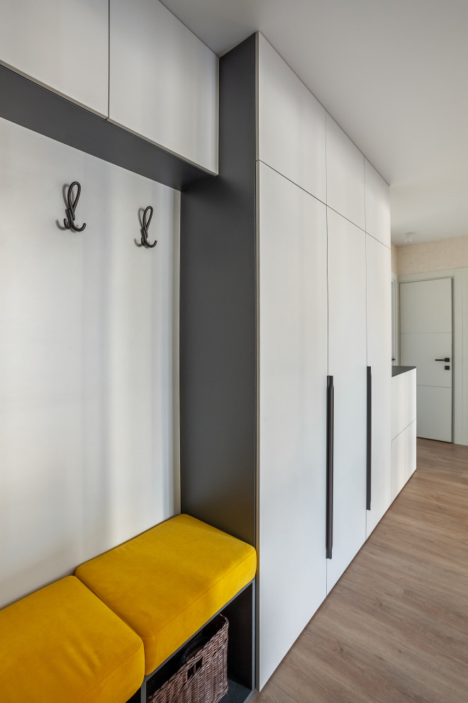 Мебель для прихожей выполнена из ЛДСП двух цветов