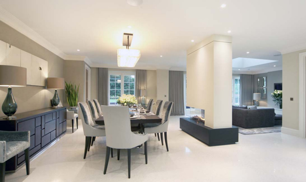Idee per un'ampia sala da pranzo aperta verso il soggiorno minimalista con pareti beige, pavimento in pietra calcarea, pavimento bianco e carta da parati