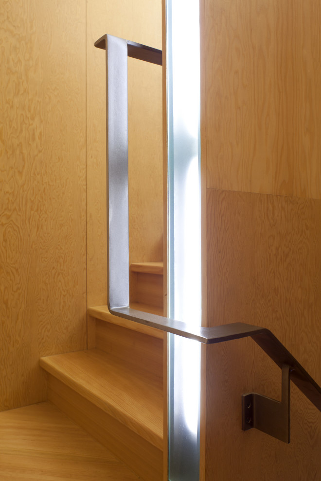 Свежая идея для дизайна: маленькая п-образная деревянная лестница в современном стиле с деревянными ступенями, металлическими перилами и деревянными стенами для на участке и в саду - отличное фото интерьера