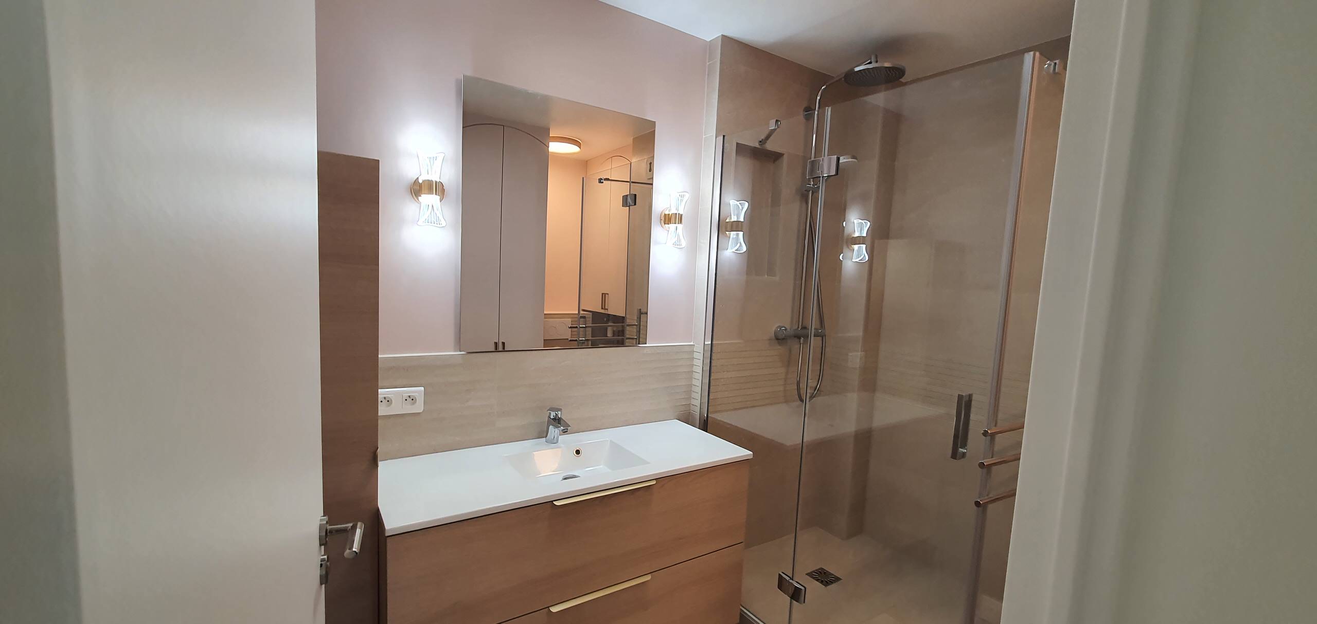 Salle de bain beige et rose, bois