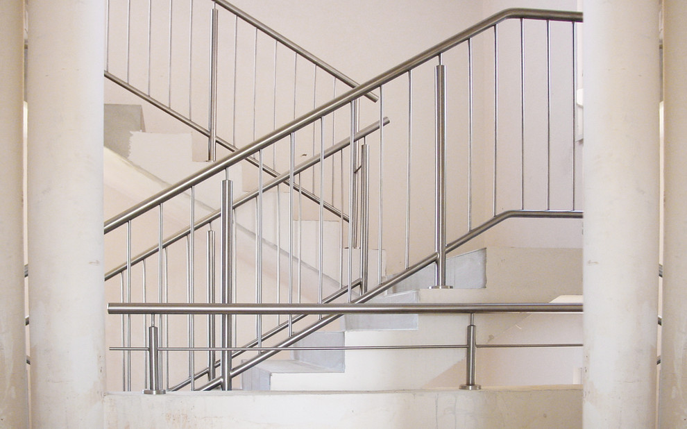 Staircase - modern staircase idea in Houston