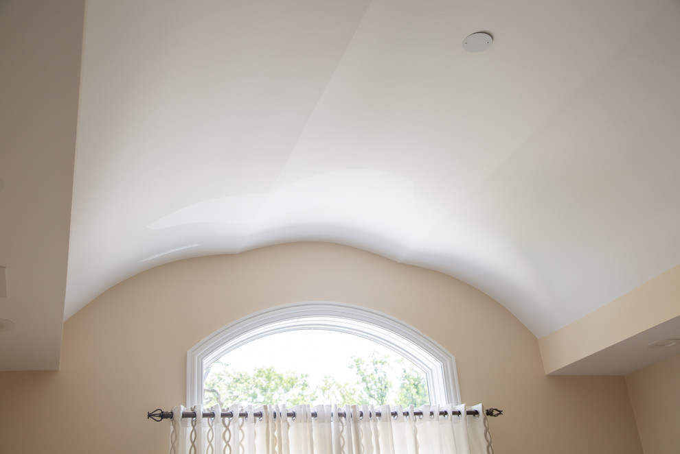 Example of a transitional home design design in Chicago