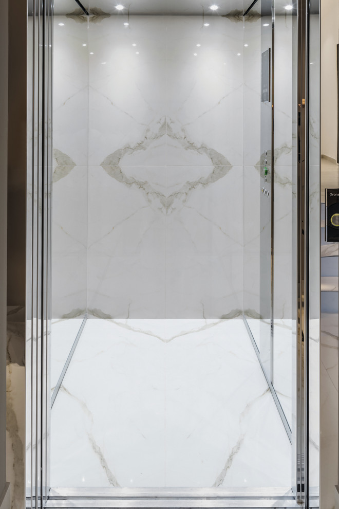 Kleines Modernes Foyer mit weißer Wandfarbe, Porzellan-Bodenfliesen, weißer Haustür und weißem Boden in Los Angeles