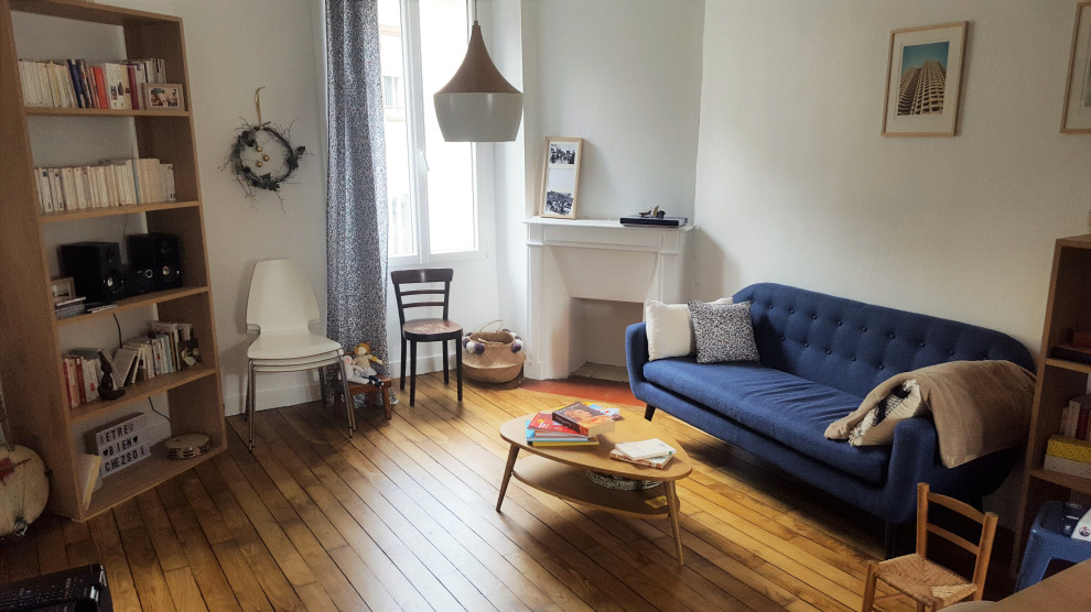 Foto di un soggiorno chic di medie dimensioni e chiuso con parquet chiaro, camino ad angolo e pavimento marrone