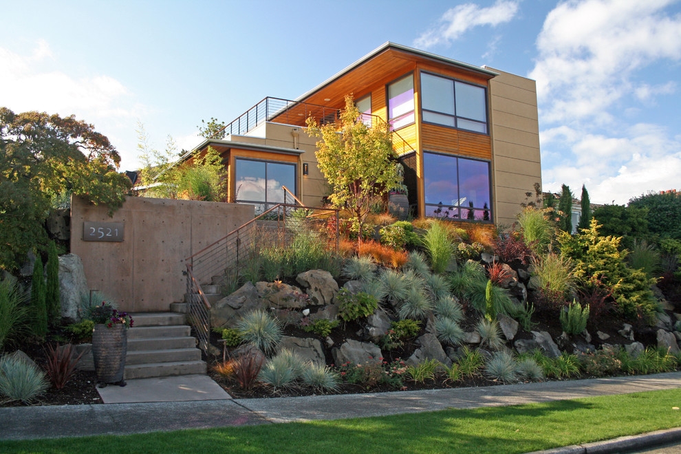 Contemporary front yard garden in Seattle with with rock feature.