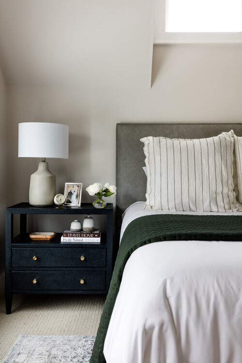 Imagen de dormitorio principal actual de tamaño medio sin chimenea con paredes beige y moqueta