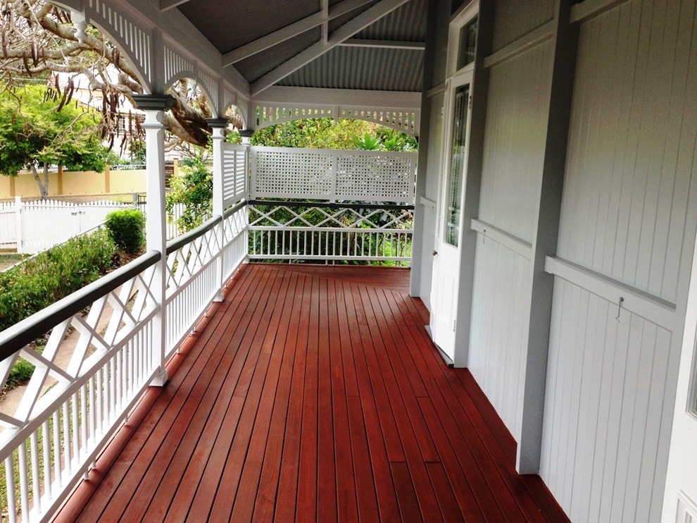 Design ideas for a mid-sized country balcony in Brisbane with a roof extension.