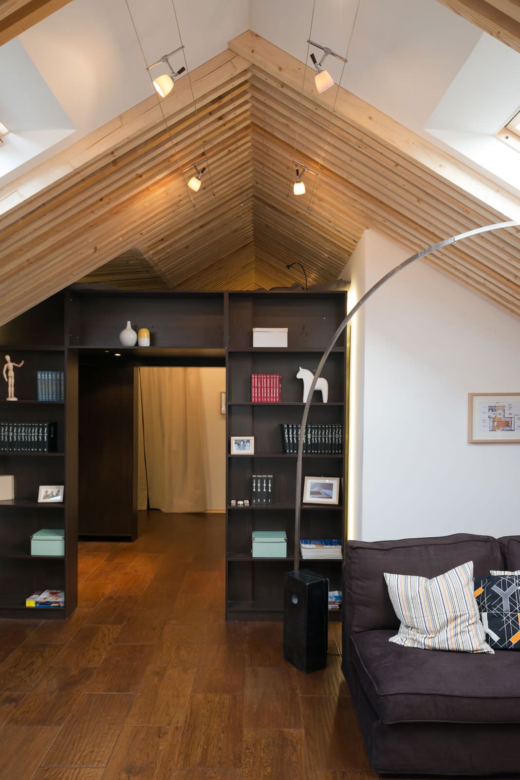 МАНСАРДА С ПОТАЙНЫМИ ДВЕРЦАМИ