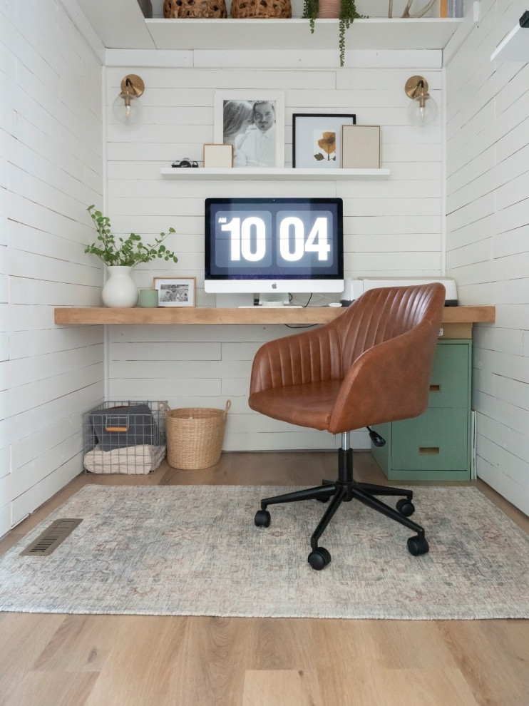 Inspiration pour un bureau rustique de taille moyenne avec un mur blanc, un sol en vinyl, un bureau intégré, un sol beige et du lambris de bois.
