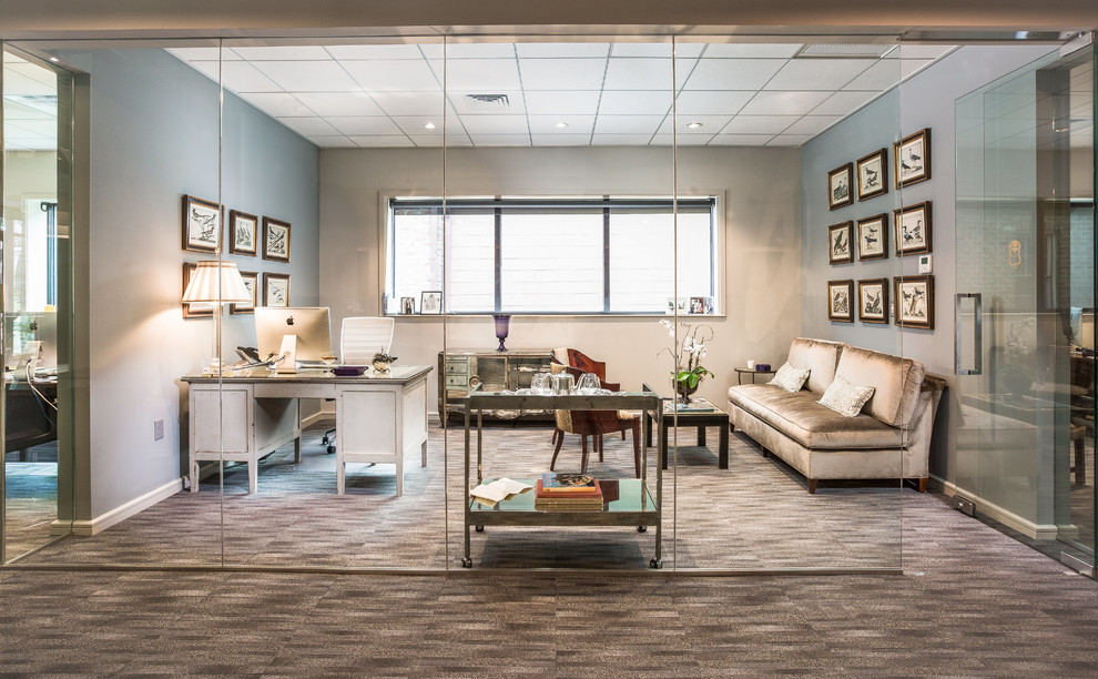 Mittelgroßes Klassisches Arbeitszimmer mit blauer Wandfarbe, Teppichboden, grauem Boden und freistehendem Schreibtisch in Charleston