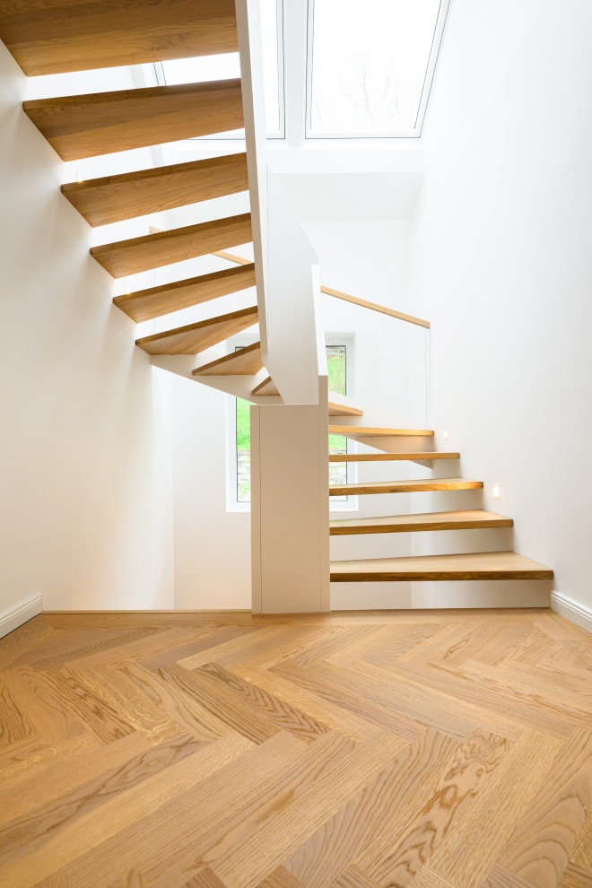 Gewendelte Moderne Holztreppe mit Mix-Geländer in Stuttgart