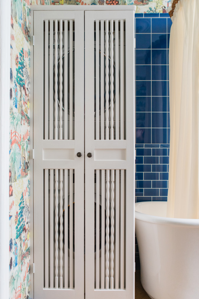 Kleines Eklektisches Badezimmer mit freistehender Badewanne, braunem Holzboden und Tapetenwänden in München