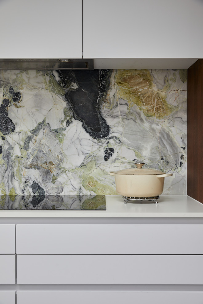 Foto på ett mellanstort funkis flerfärgad kök, med en undermonterad diskho, släta luckor, marmorbänkskiva, flerfärgad stänkskydd, stänkskydd i marmor och en köksö