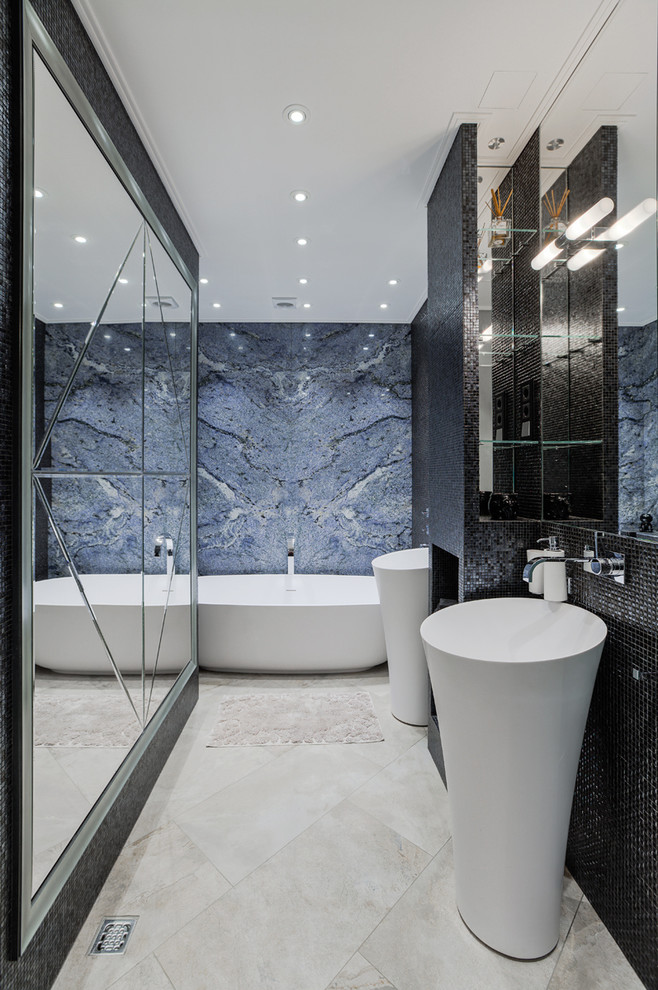 Свежая идея для дизайна: ванная комната с отдельно стоящей ванной, инсталляцией, синей плиткой, плиткой мозаикой, синими стенами, полом из керамической плитки и консольной раковиной - отличное фото интерьера