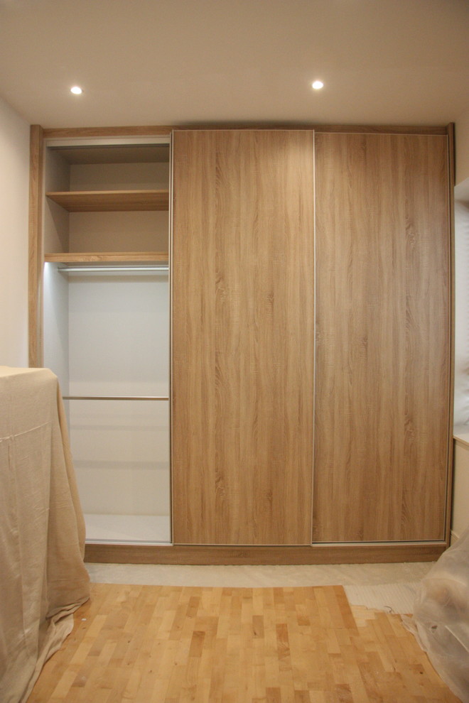 Wall to wall wooden wardrobe for everything you need