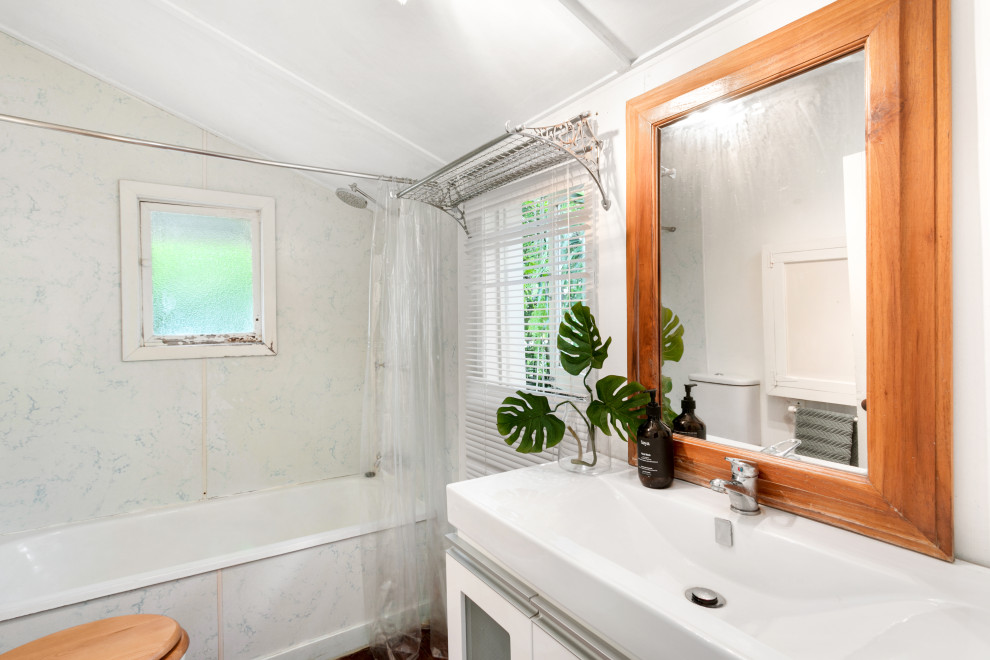 This is an example of a small country bathroom in Sunshine Coast.