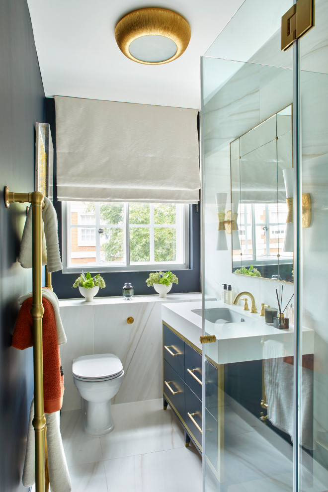 Modernes Duschbad mit flächenbündigen Schrankfronten, blauen Schränken, weißen Fliesen, blauer Wandfarbe, Unterbauwaschbecken, weißem Boden, weißer Waschtischplatte, Einzelwaschbecken und freistehendem Waschtisch in London