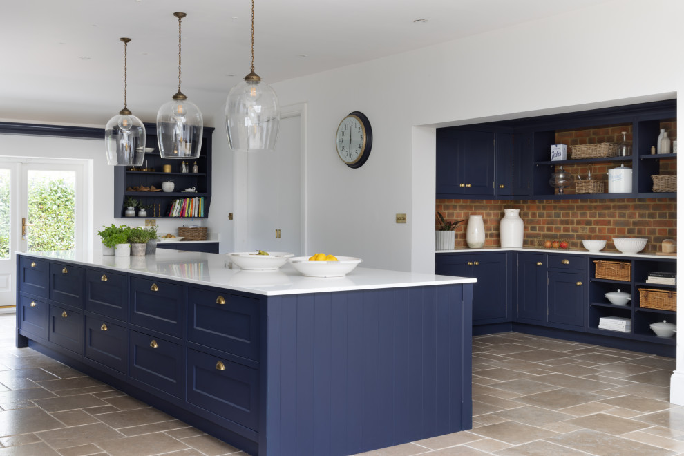Große Klassische Küche mit Schrankfronten im Shaker-Stil, blauen Schränken, Quarzwerkstein-Arbeitsplatte, Küchenrückwand in Metallic, Kücheninsel und weißer Arbeitsplatte in Hampshire