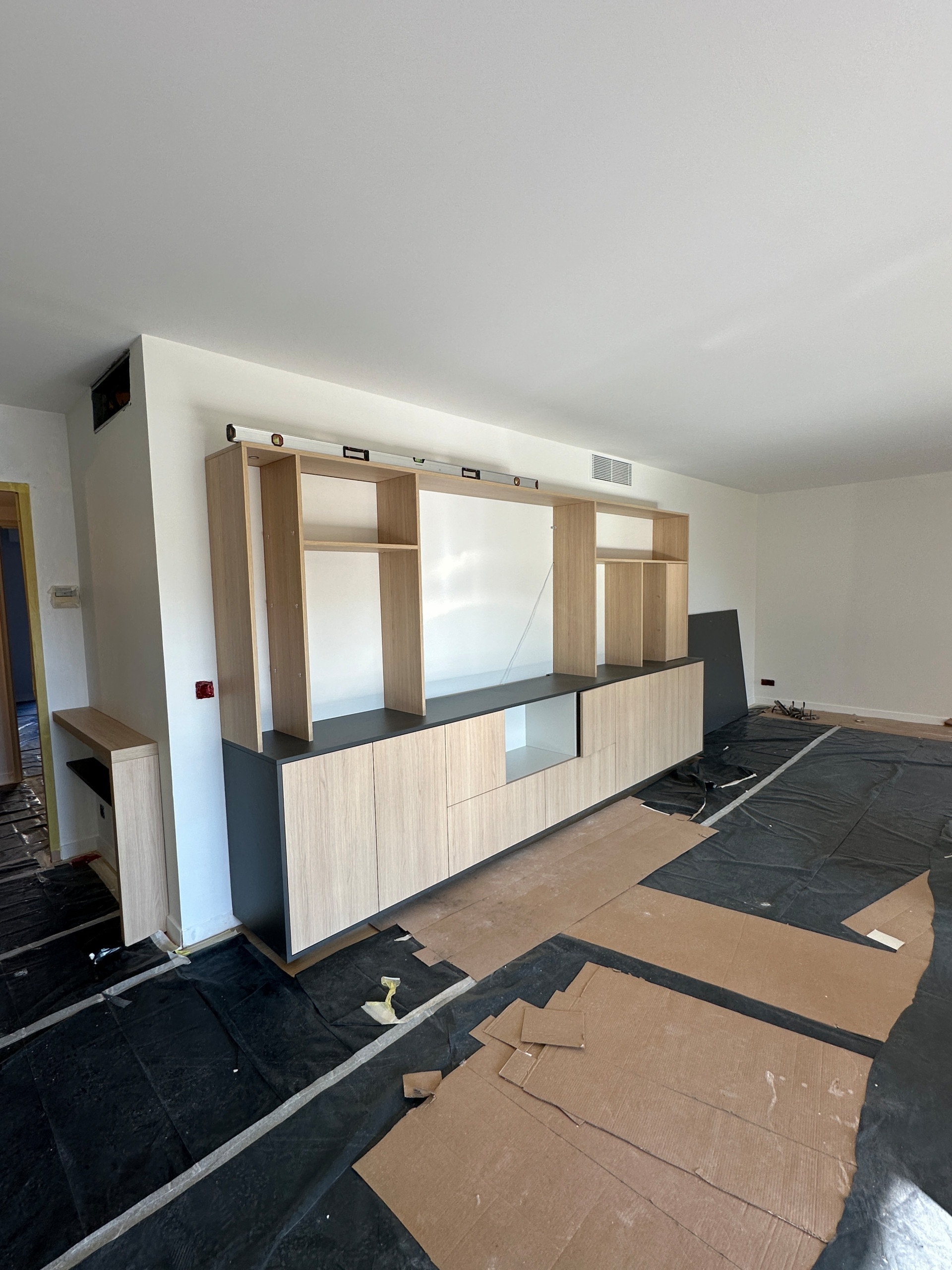 Meuble combinant bureau, rangement et télévision