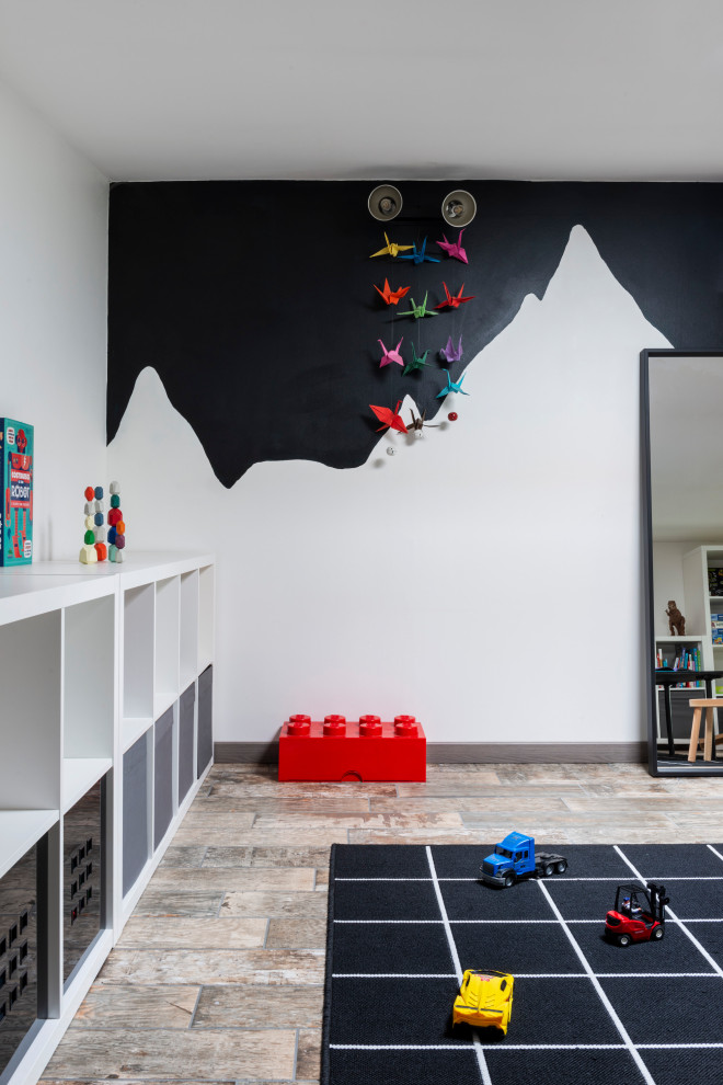 Foto di una piccola e In mansarda cameretta per bambini minimalista con pareti bianche, pavimento in gres porcellanato e pavimento marrone