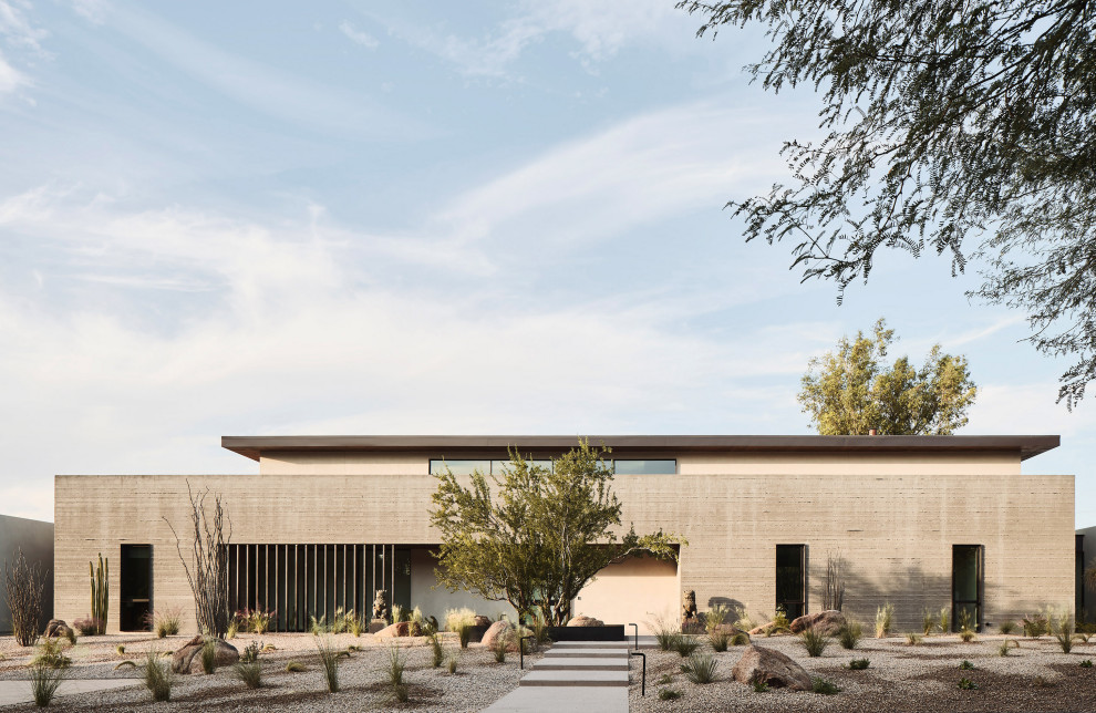 Zweistöckiges Modernes Einfamilienhaus mit Betonfassade, Flachdach und Blechdach in Phoenix