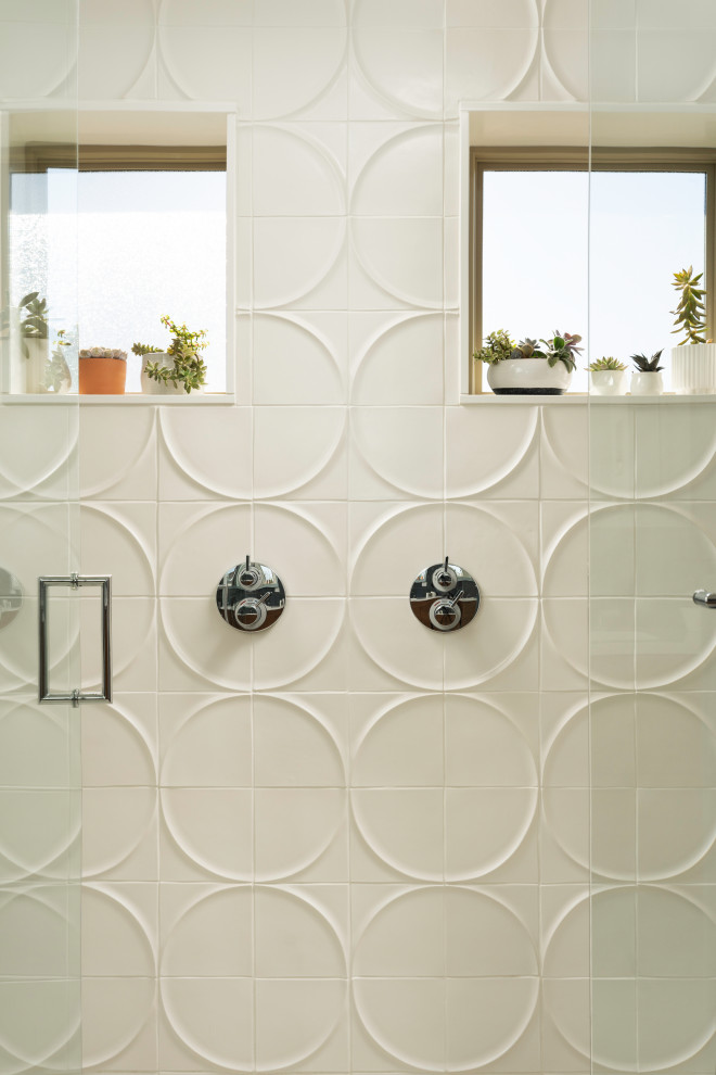 Идея дизайна: большая главная ванная комната в современном стиле с керамической плиткой, белыми стенами и белой плиткой