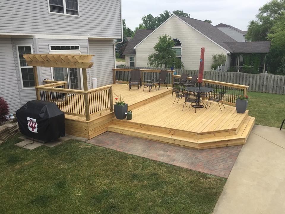 Huge backyard deck photo in Indianapolis
