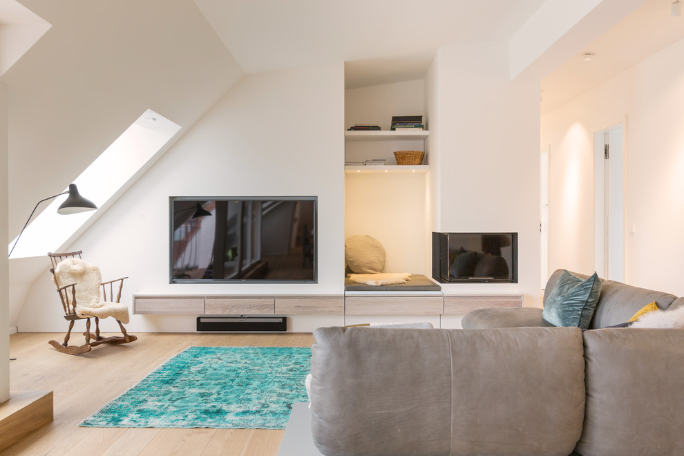 Großes, Offenes Modernes Wohnzimmer ohne Kamin mit weißer Wandfarbe, hellem Holzboden, Eck-TV und beigem Boden in München