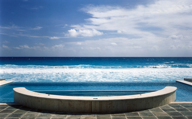 Vanishing Edge or infinity pool tropical-pool