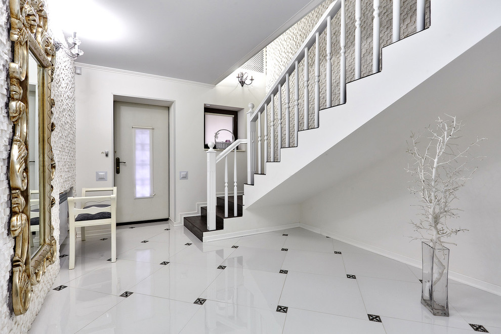 Дуплекс в трех уровнях и чёрно-белых тонах.