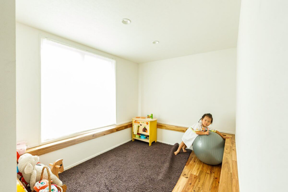 Immagine di una cameretta per bambini industriale di medie dimensioni con pareti bianche, parquet chiaro, pavimento beige, soffitto in carta da parati e carta da parati