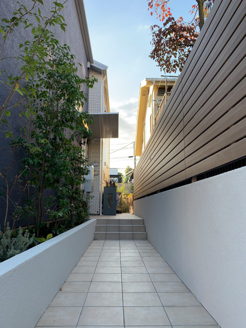 玄関横に植栽が有り お洒落な玄関アプローチになりました Moderne Escalier Tokyo Par 株式会社mfl Houzz