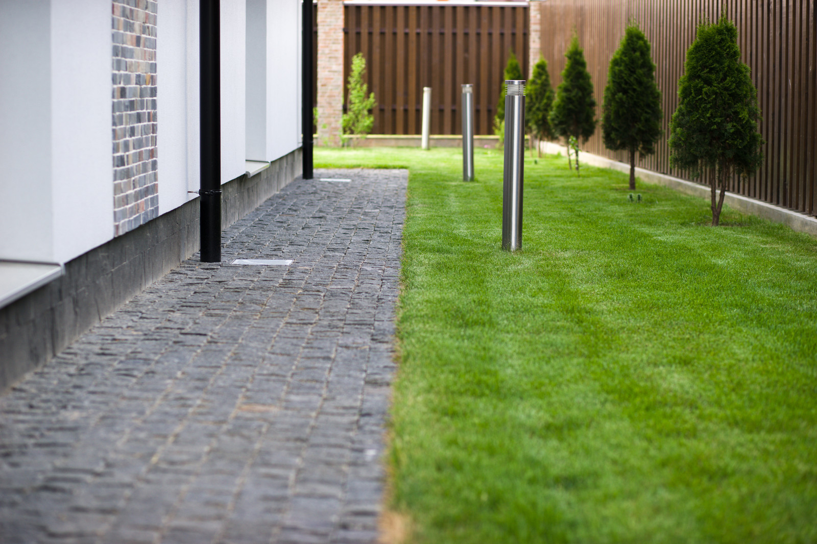 Облицовка и отмостка натуральным камнем