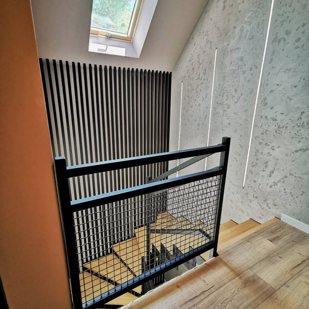Стильный дизайн: п-образная деревянная лестница среднего размера в стиле лофт с деревянными ступенями и перилами из смешанных материалов - последний тренд