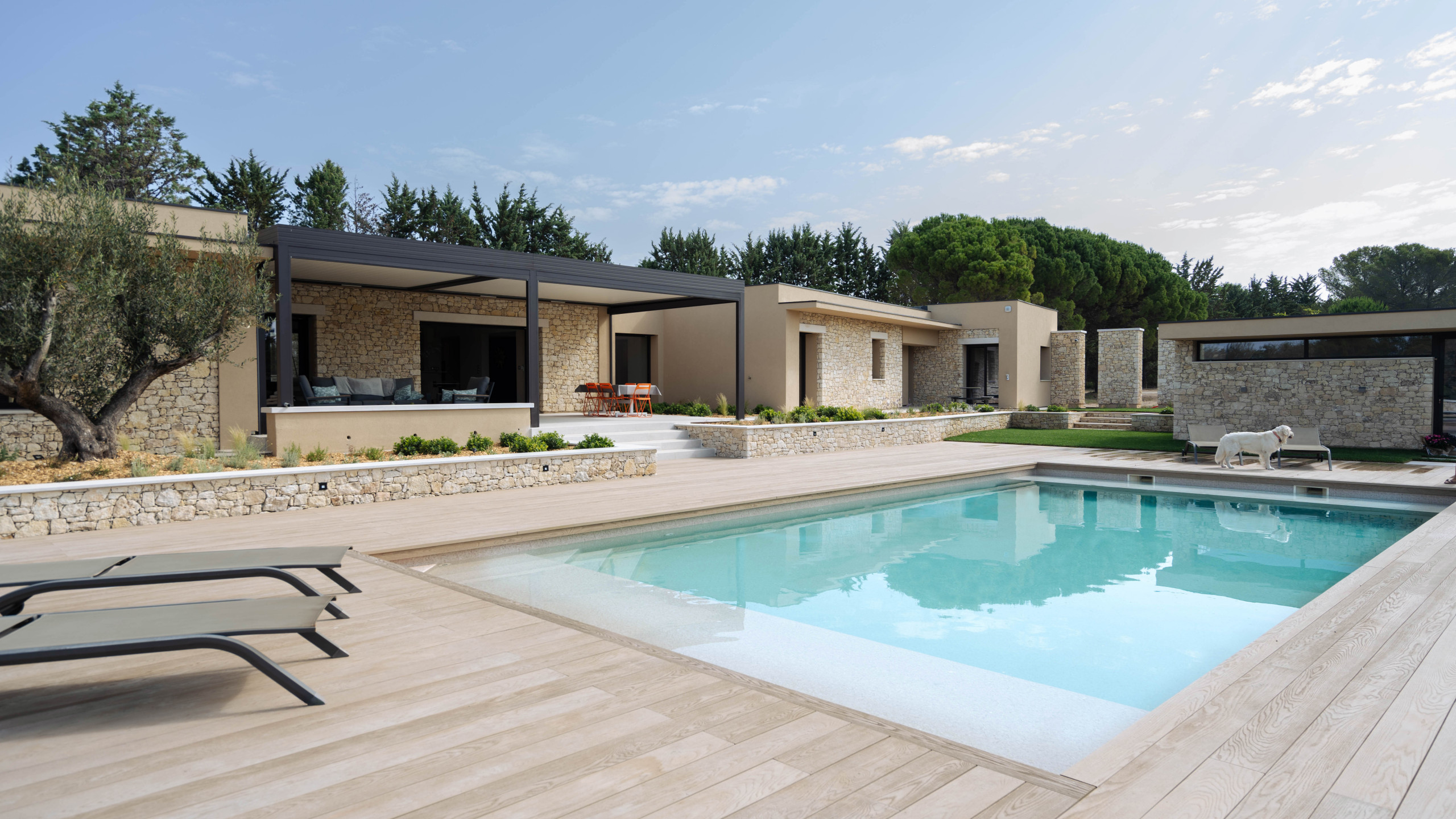 RÉNOVATION CONTEMPORAINE D'UNE VILLA DES ANNÉES 70