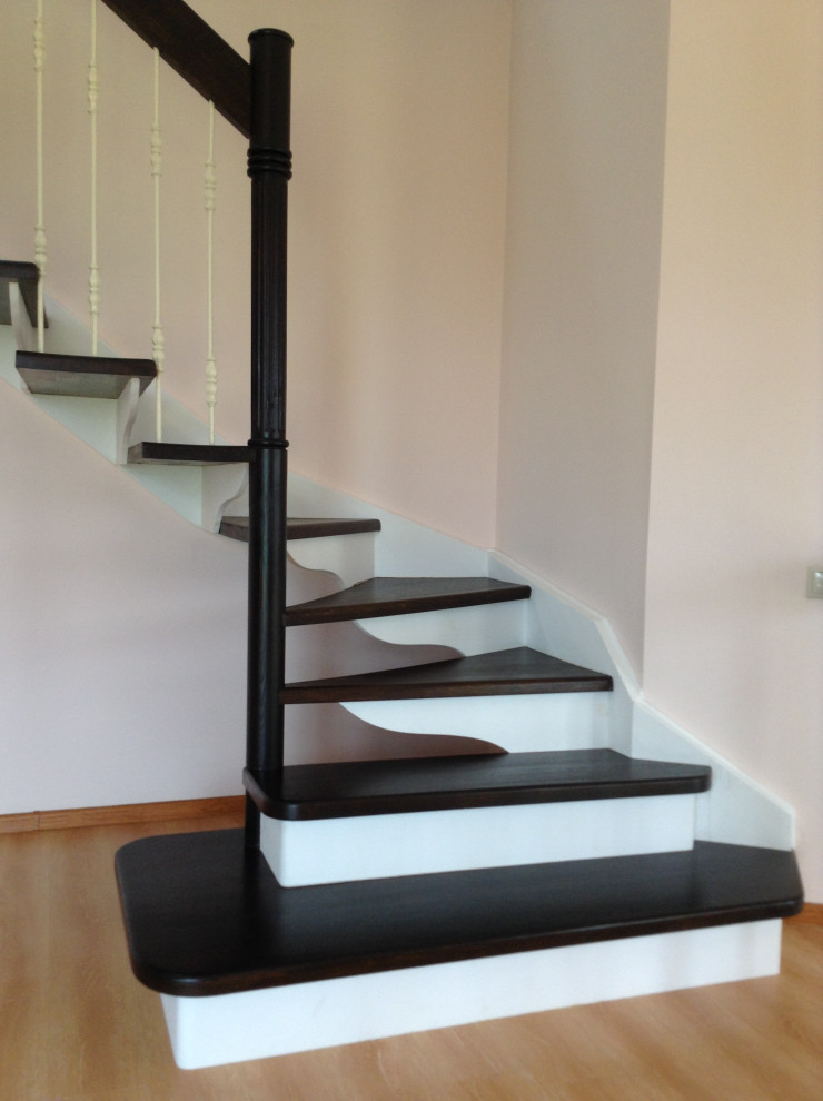 Пример оригинального дизайна: деревянная лестница на больцах, среднего размера в классическом стиле с деревянными ступенями и металлическими перилами