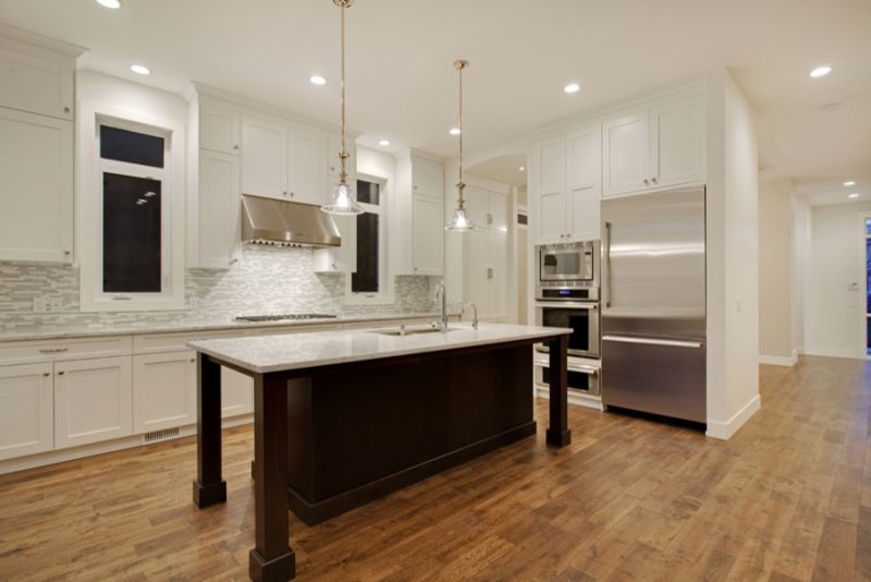Kitchen - transitional kitchen idea in Calgary