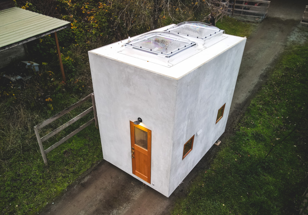 Свежая идея для дизайна: маленький, одноэтажный, серый мини дом в современном стиле с облицовкой из бетона, плоской крышей и белой крышей для на участке и в саду - отличное фото интерьера
