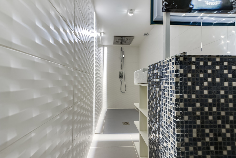 Small contemporary 3/4 bathroom in Grenoble with a curbless shower, a wall-mount toilet, white tile, ceramic tile, white walls, ceramic floors, a trough sink, grey floor and an open shower.
