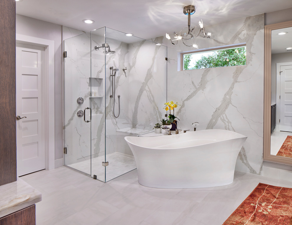 Стильный дизайн: большая главная ванная комната в современном стиле с плоскими фасадами, коричневыми фасадами, отдельно стоящей ванной, душем без бортиков, раздельным унитазом, белой плиткой, плиткой из листового камня, серыми стенами, мраморным полом, врезной раковиной, столешницей из кварцита, белым полом, душем с распашными дверями, белой столешницей, сиденьем для душа, тумбой под две раковины и встроенной тумбой - последний тренд