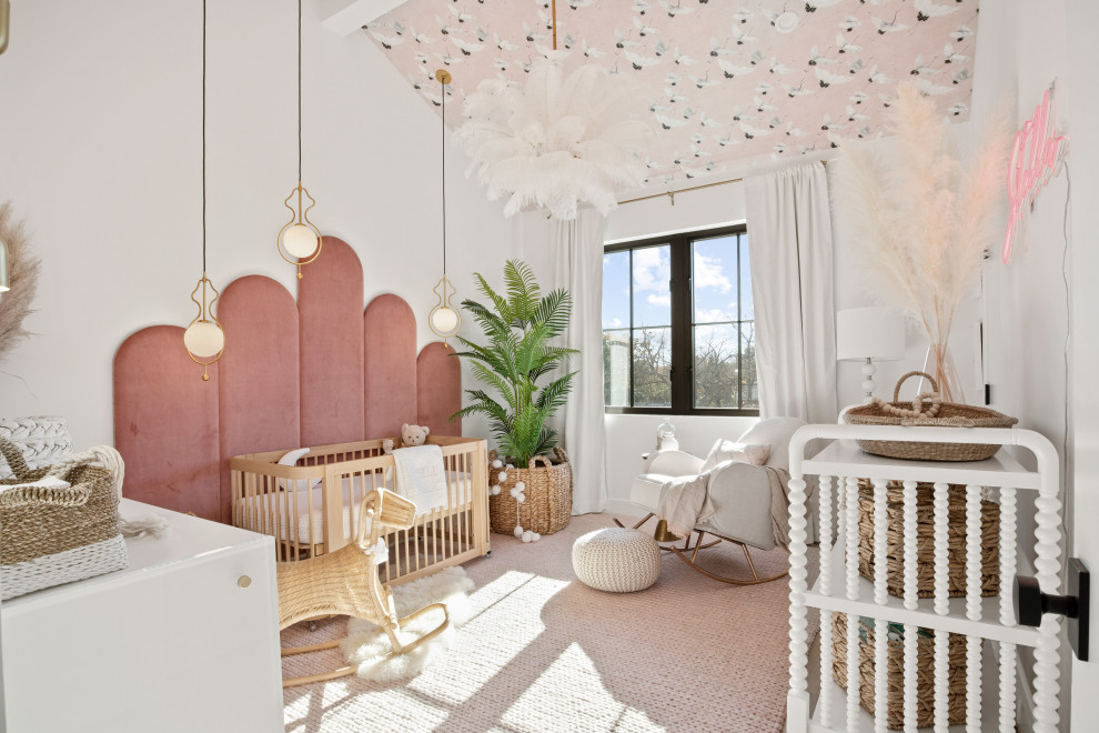 ダラスにある高級な中くらいなコンテンポラリースタイルのおしゃれな赤ちゃん部屋 (白い壁、淡色無垢フローリング、女の子用、クロスの天井) の写真