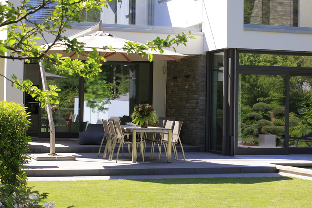 Stadtvilla im Gr&uuml;nen contemporaneo-terraza-y-balcon